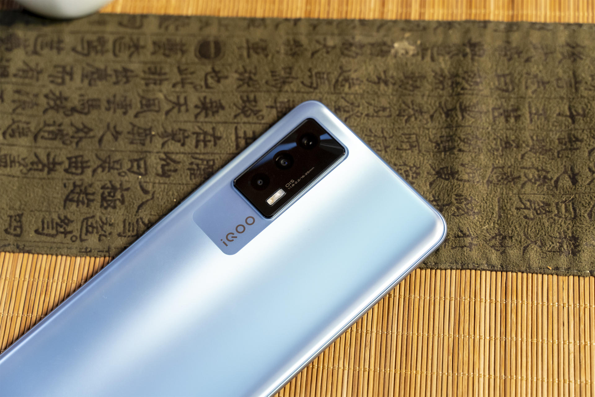 全方位解读iqooneo5高端配置纤薄机身蕴含强悍双芯