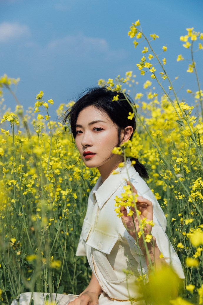 原创 万茜一身白色套装清新优雅,油菜花田里曼妙生姿,尽显春日美好