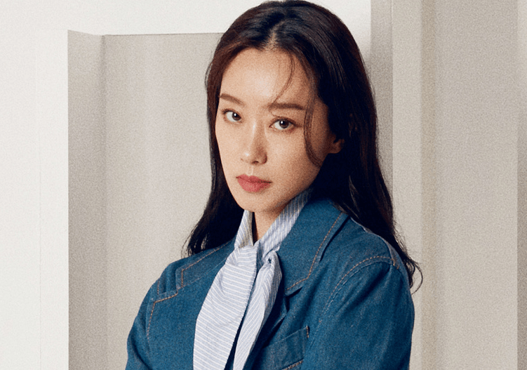 张小斐首登封面表现力一般,身材好颧骨高显老,网友喊话好好拍戏