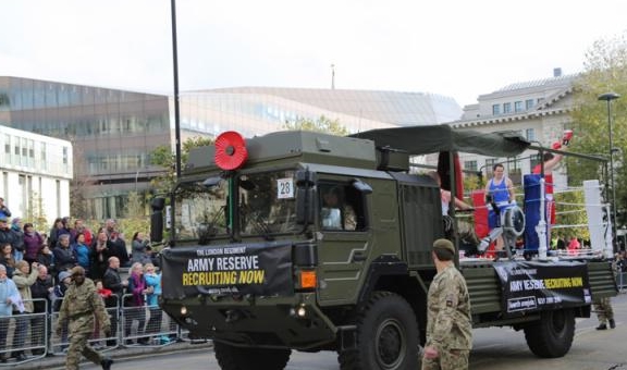 伦敦街头偶遇游行庆典，带你看看英国的军车都啥样子