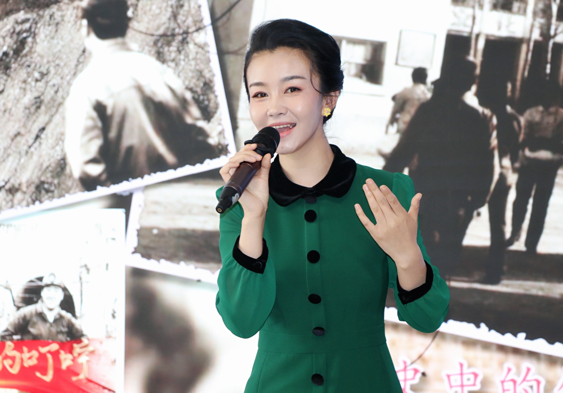 《再唱山歌给党听》中拉开帷幕,农林卫视主持人李莉主持活动