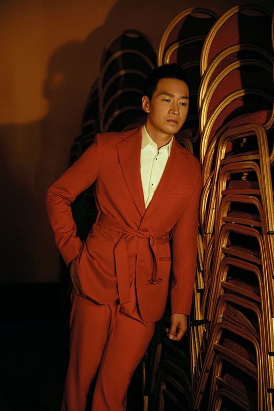 何晟铭红色西装大片曝光 诠释绅士优雅格调