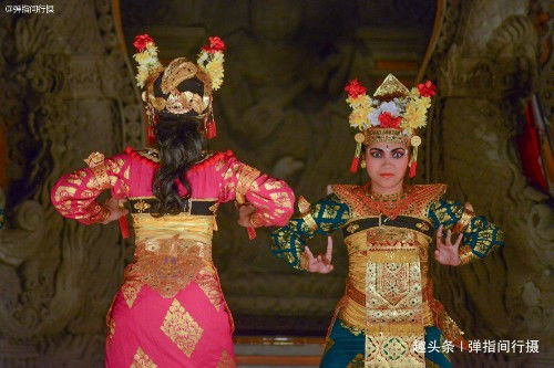 巴厘岛神秘舞蹈，男子赤膊上阵，女子“眼神有戏”，场面看点十足