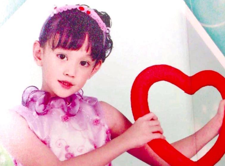 黄品源18岁女儿近照,1米75气质好,4个月读完高中智商超高