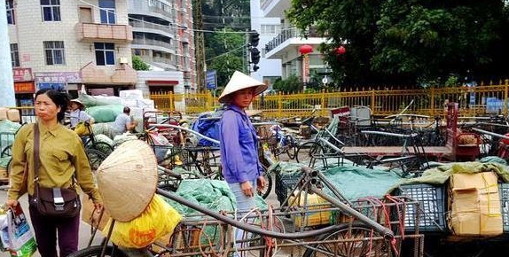 云南河口口岸；每天越南女性过来采购，自行车可装上千斤货物