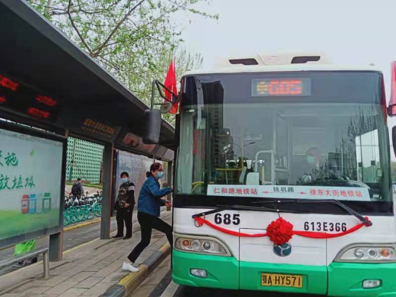 3月30日9时30分,武汉公交六公司685路366号车53岁司机解明准时从起点