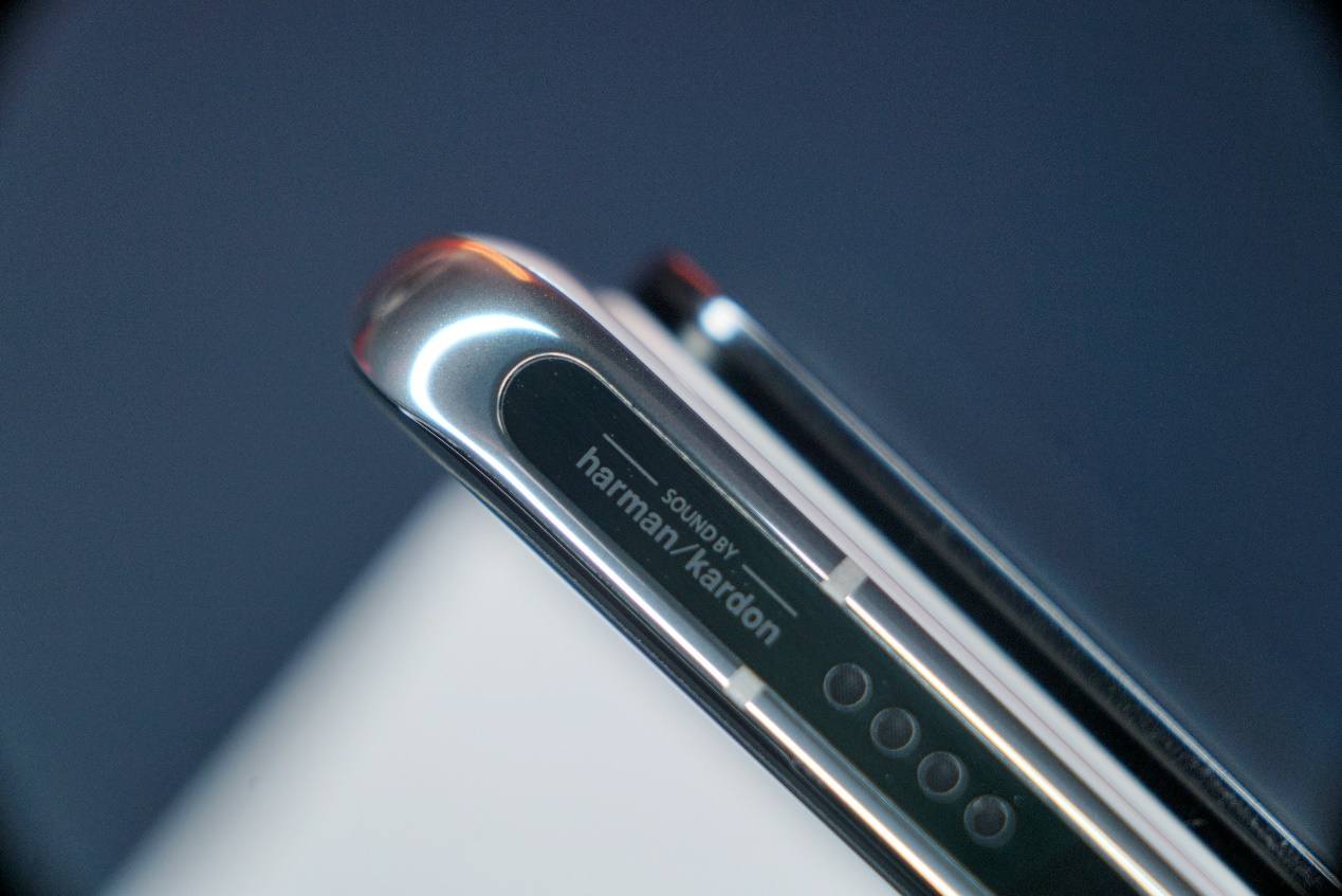 了1216p的超线性扬声器,立体声的音质超乎想象,个人感觉超过了小米10