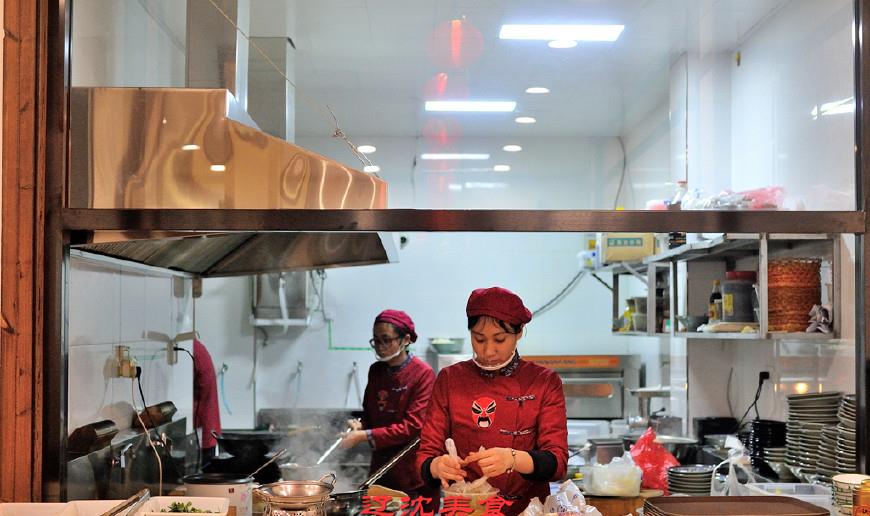 沈阳城里的淮南牛肉汤 油酥饼泡着吃 三个人花五十元 味道