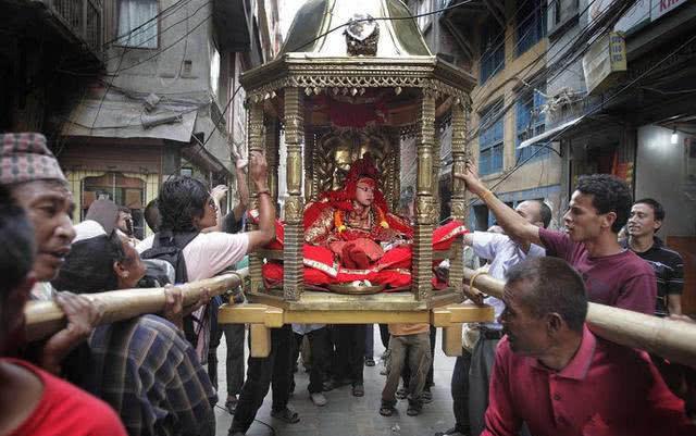 尼泊尔“活女神”双脚不能沾地，初潮就退位，无人敢娶