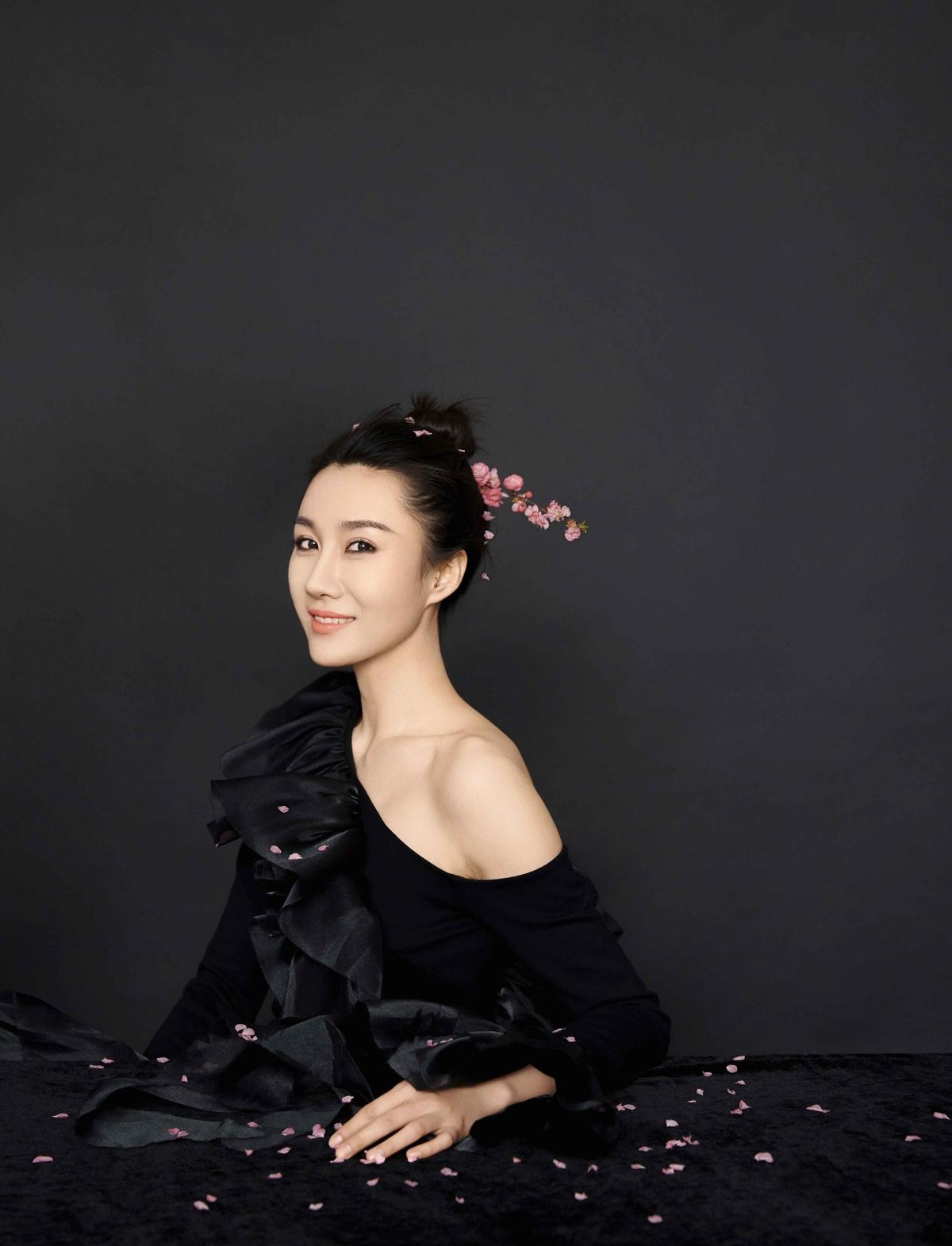 由杜艾恩编剧并执导,青年演员司卉等主演的电影《春困》已于3月31日