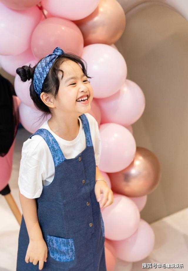 包贝尔6岁女儿饺子生日,身穿上万连衣裙真阔气,母女俩看起来像姐妹