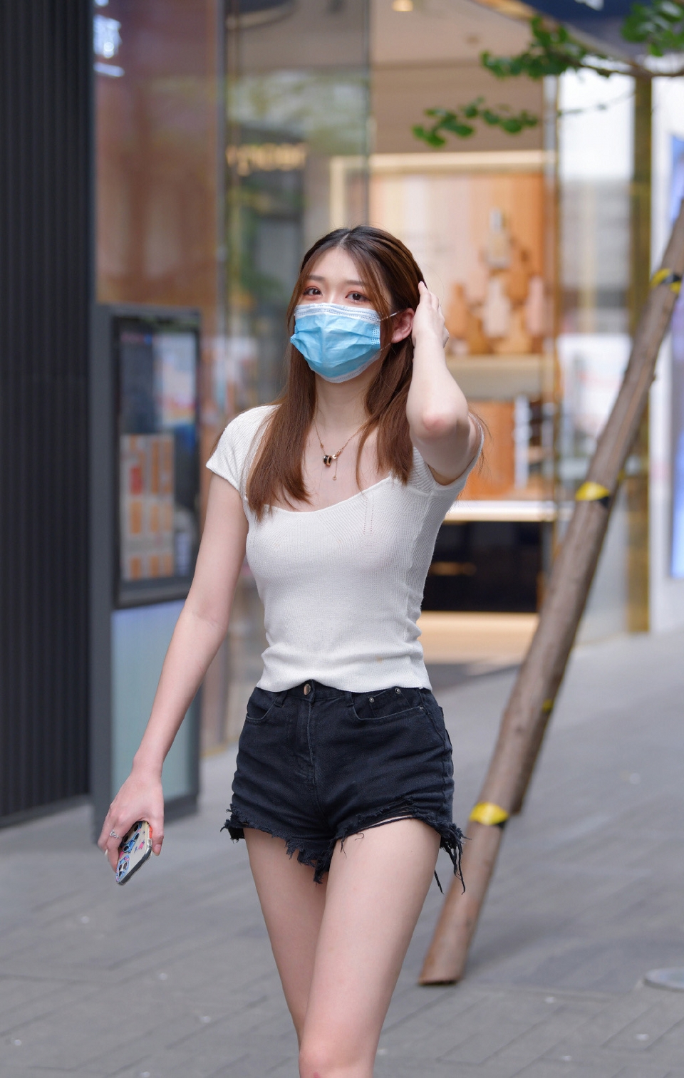 路人街拍美女选择了一件白色的短袖t恤十分漂亮