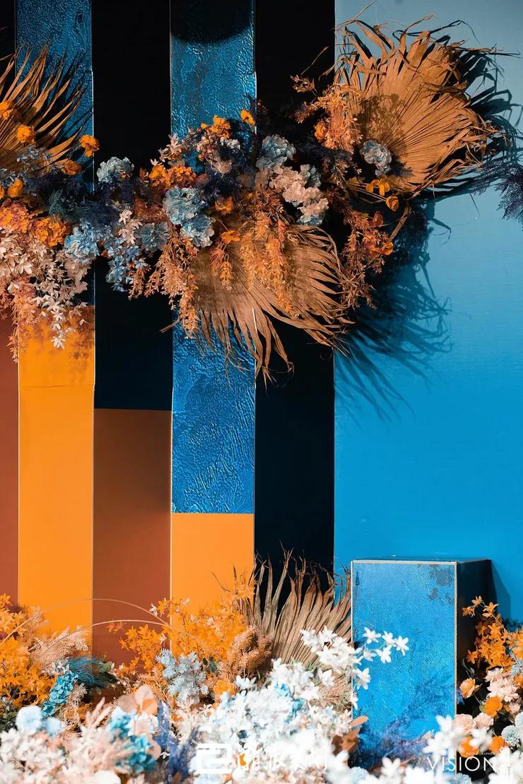 静谧的蓝遇到跳跃的橙,一场优雅而复古的撞色系婚礼