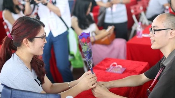 东莞万人相亲大会,场面壮观,美女们都开始变的主动了