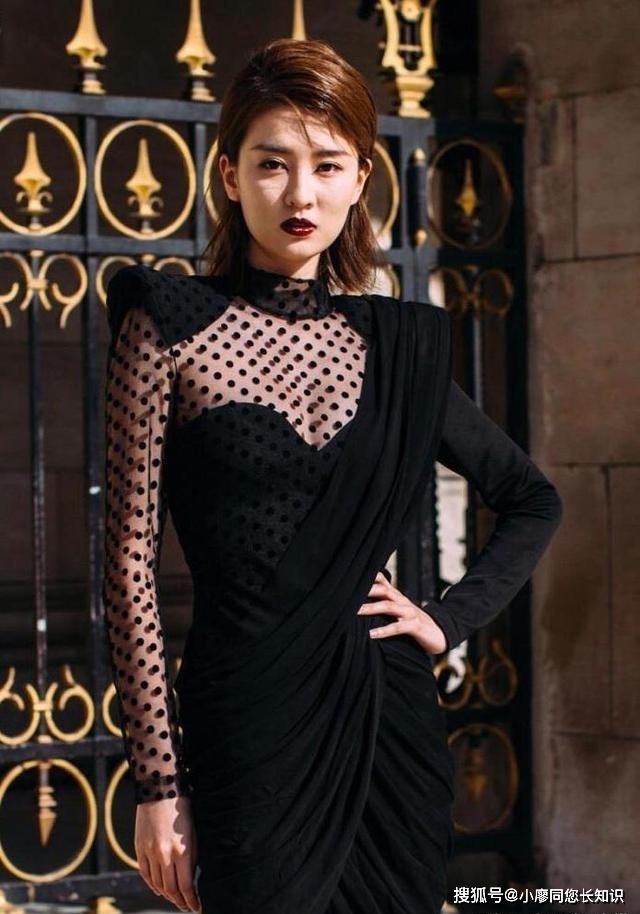 原创乔欣这次真的拼了,一袭薄纱透视裙,性感又迷人