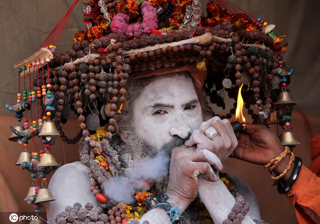 印度信徒庆祝大壶节 苦行僧花式脏辫时尚抢镜