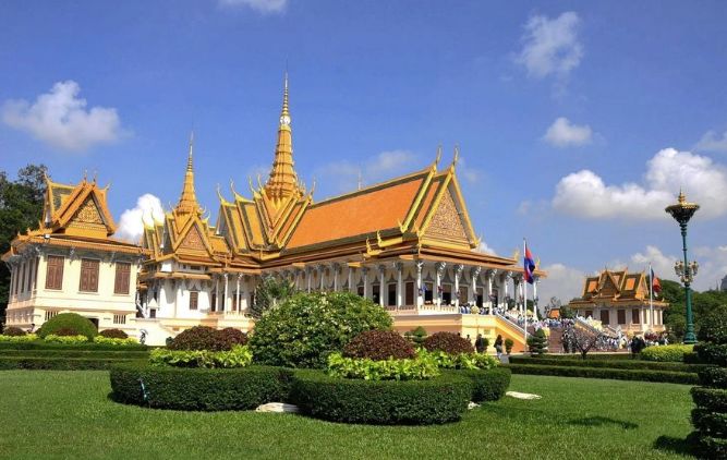 大量中国人定居柬埔寨金边，为何如今没人去了？游客：别提了！