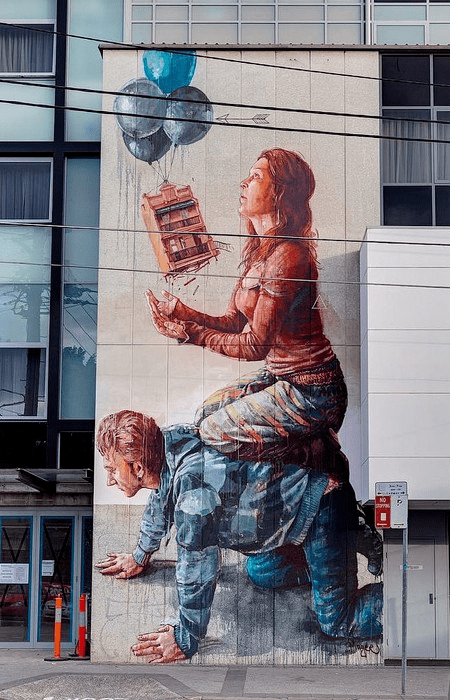 在澳大利亚悉尼的街头进行艺术赏析，具有强烈视觉冲击的街头涂鸦