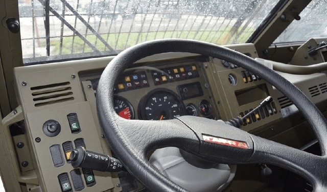 这是新型太脱拉(tatar)815型8x8 pram重卡的驾驶室内部,内部还装有