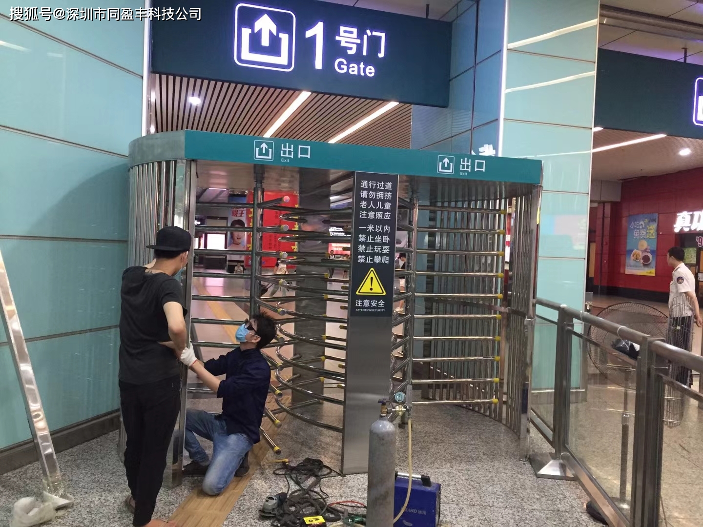 广州高铁站矩形单向门安装