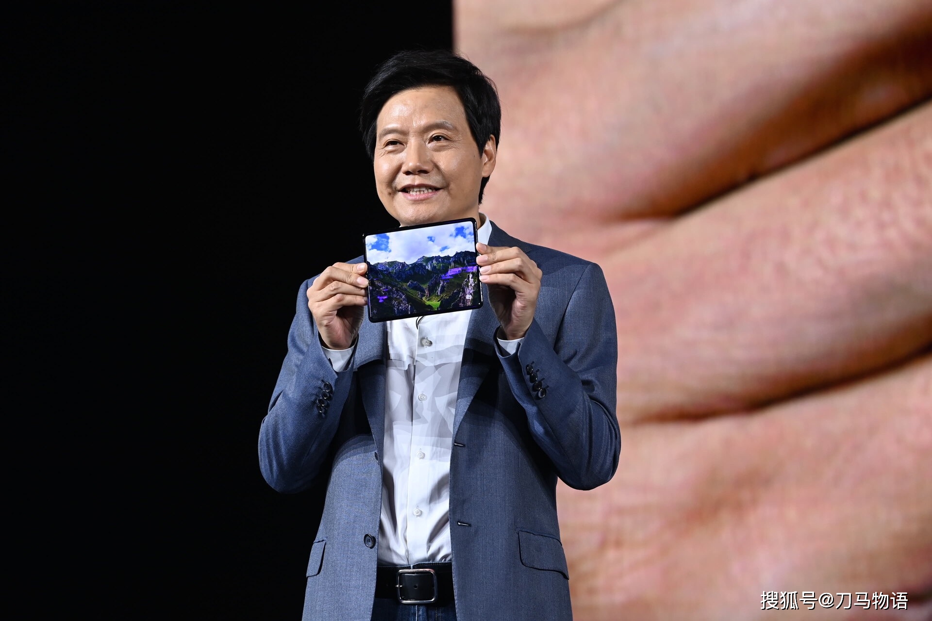 用户|当折叠屏手机价格回到万元以内，拼什么？