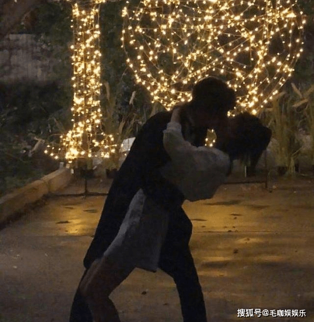 汪东城愚人节晒与女友拥吻照这是在公开恋情还是在和粉丝开玩笑呢