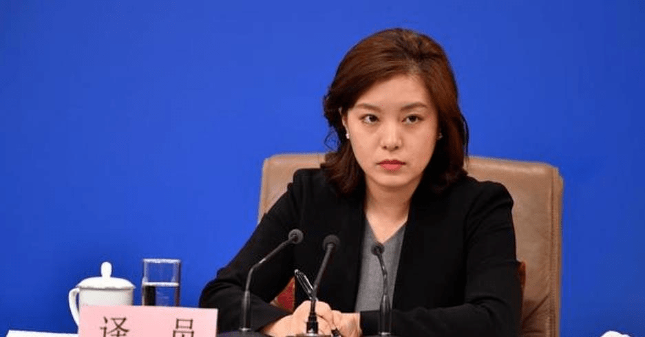 张京从容应对,流畅自然的把整段发言翻译出来,专业,严谨,自信,沉着.
