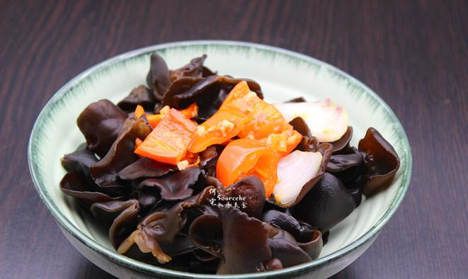 炒好的调料,热乎乎的时候倒入木耳的大碗里,放茴香,然后拌均即可吃