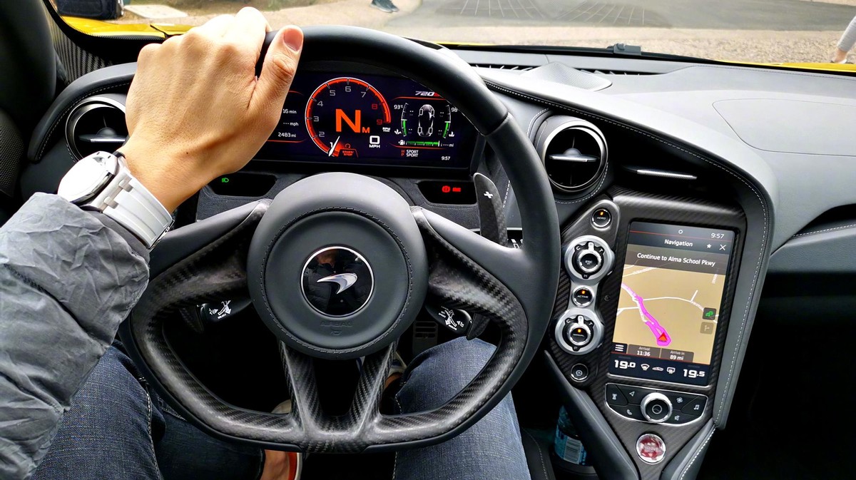 更加时尚这种方向盘更接近跑车的设计,这种设计更能讨好年轻人的审美