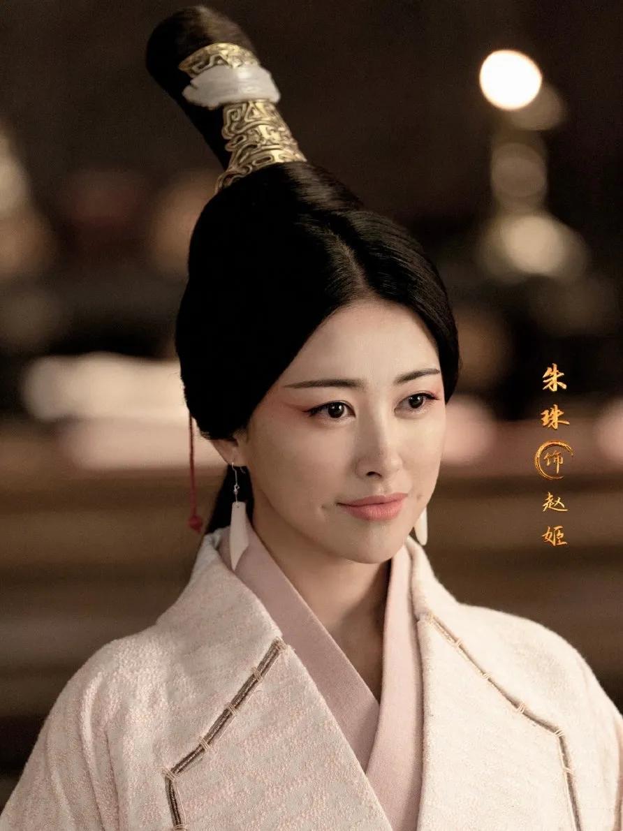 今年年初热播的男频玄幻剧《斗罗大陆》,朱珠扮演最后的大boss比比东.