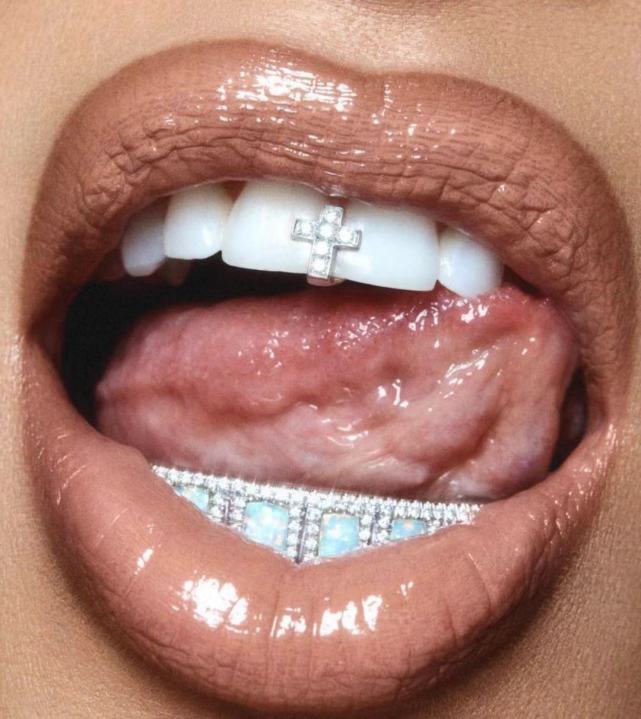 40岁金卡戴珊享受日光浴!秀"钻石牙"笑得招摇,小儿子超像黑人前夫