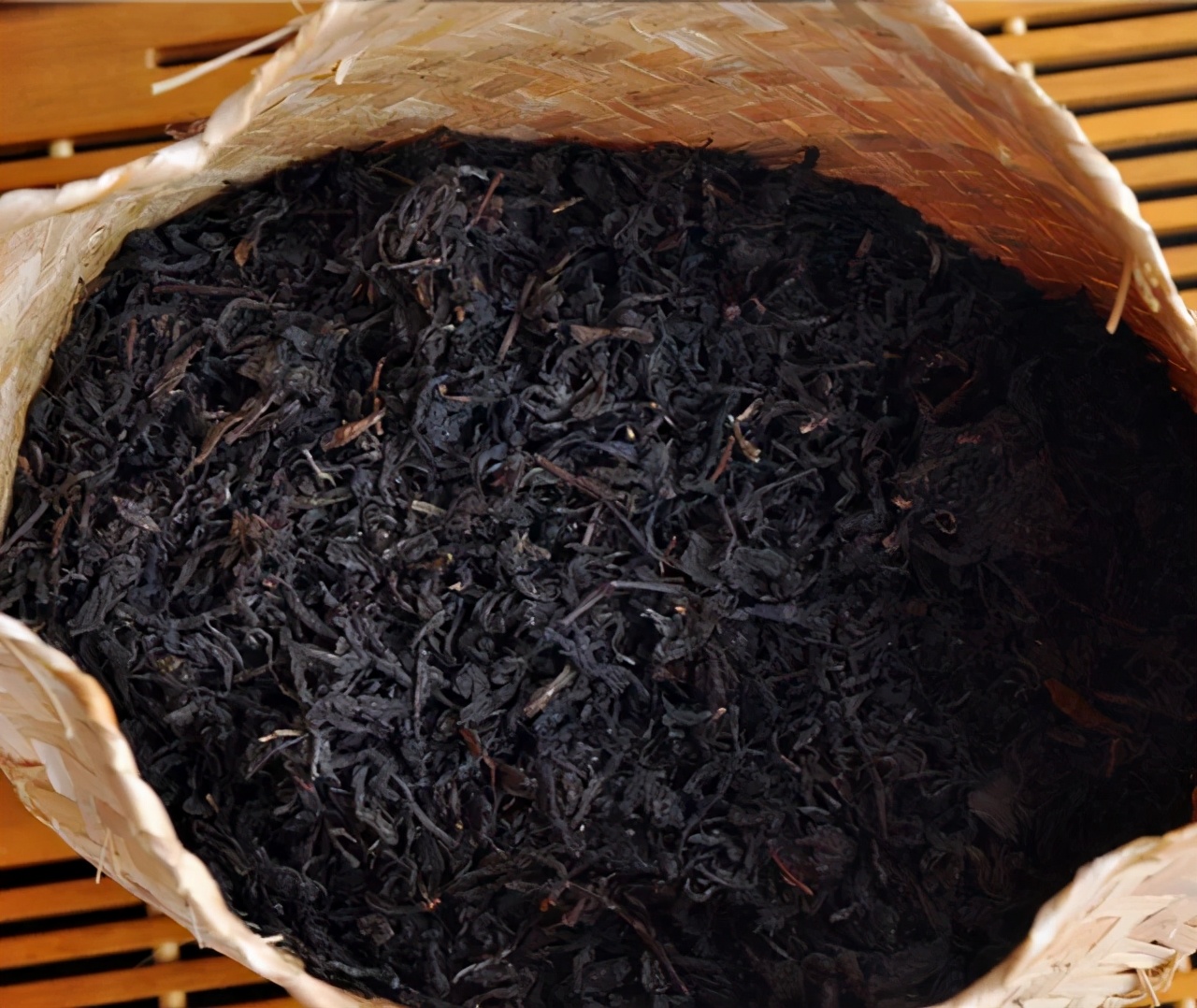 新茶界每日分享黑茶并不粗老黑茶中也有嫩芽嫩叶