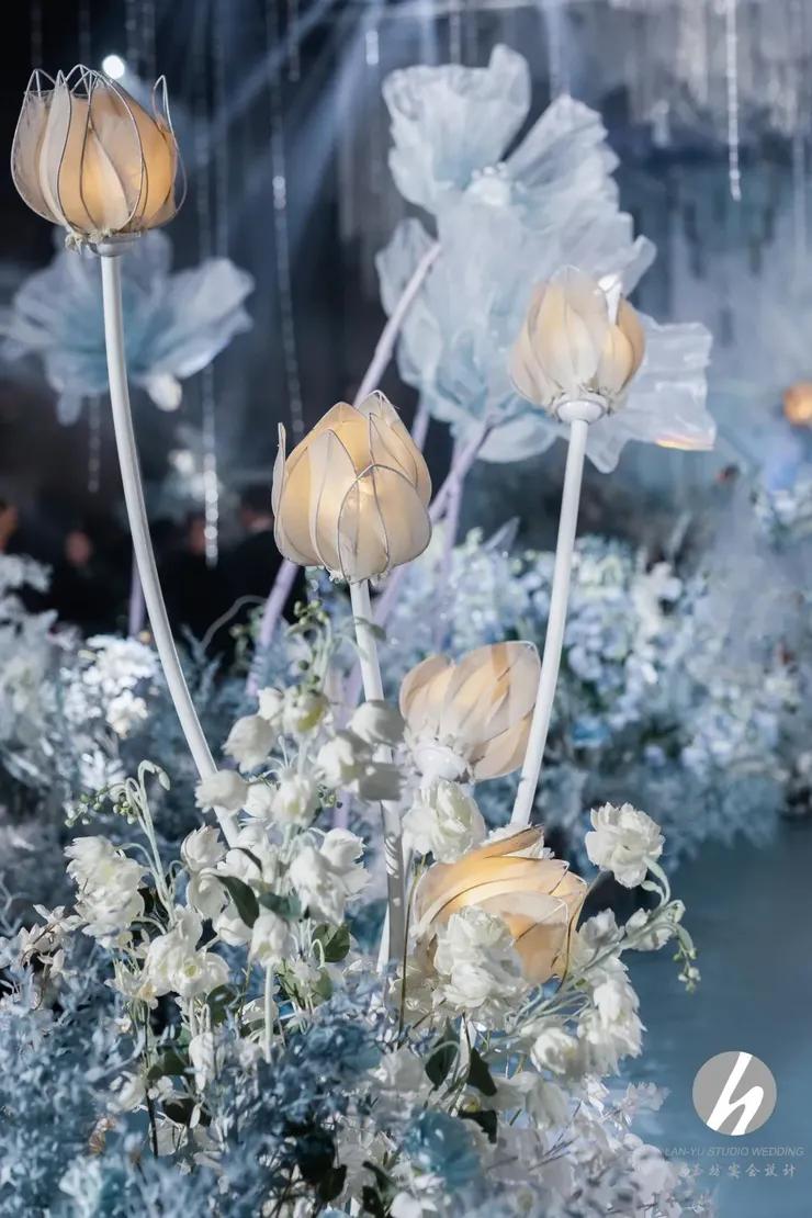 这场沉静高雅的雾霾蓝色系铃兰花主题婚礼,好似我们浪漫的爱情