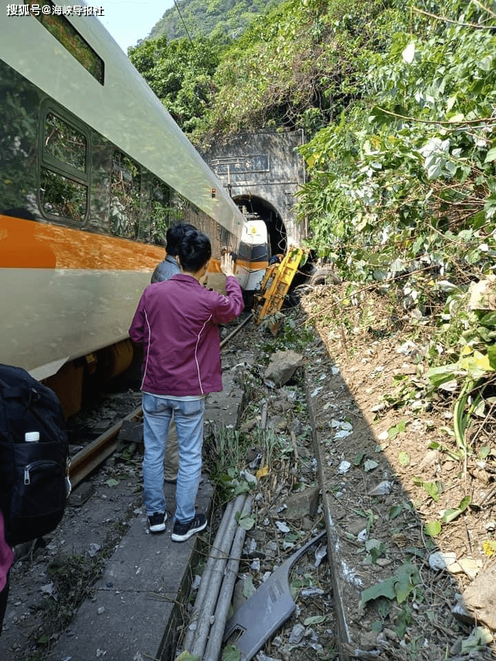 工程车坠坡砸火车 台铁太鲁阁列车在花莲出轨卡隧道 伤亡不明 于崇德