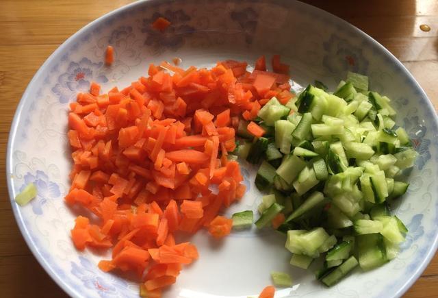 如何切黄瓜丁胡萝卜丁 85bfcb1448774534836989395be1f355.jpeg