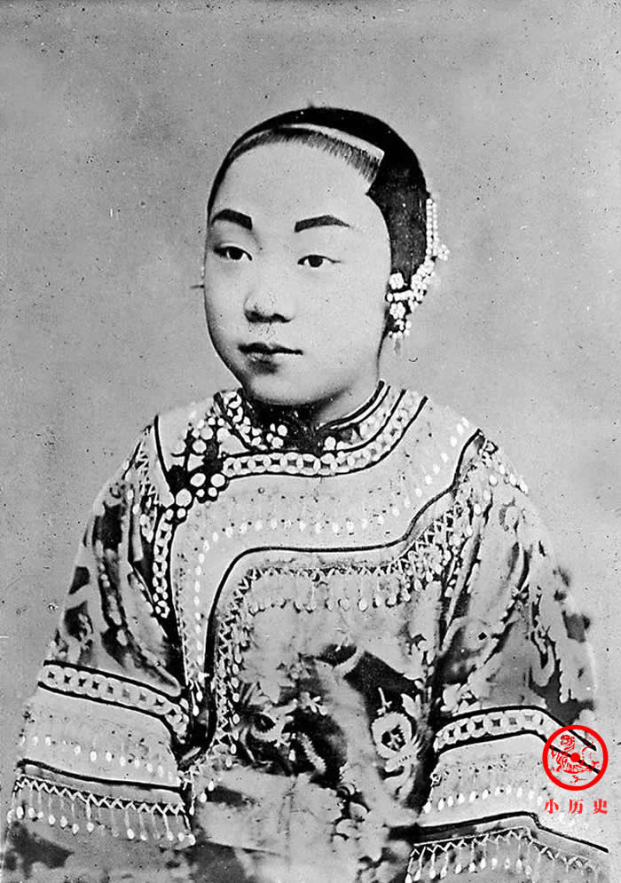 晚清老照片:颐和园小太监嬉皮笑脸,青楼女子参加选美被评为"状元"