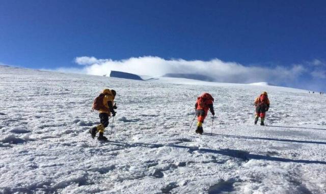 珠穆朗玛峰，接近200多具遗体，冰封20年，为何无人回收？