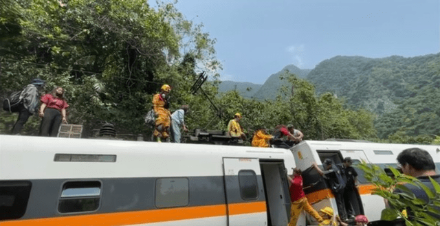 臺鐵出軌4人命危23人傷受困乘客車頂艱難逃生