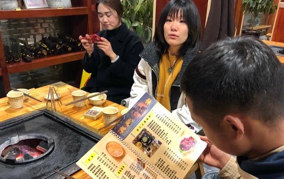 丽江吃鲁朗石锅：看看本地人吃一顿多少钱？游客这价位可能吃不到