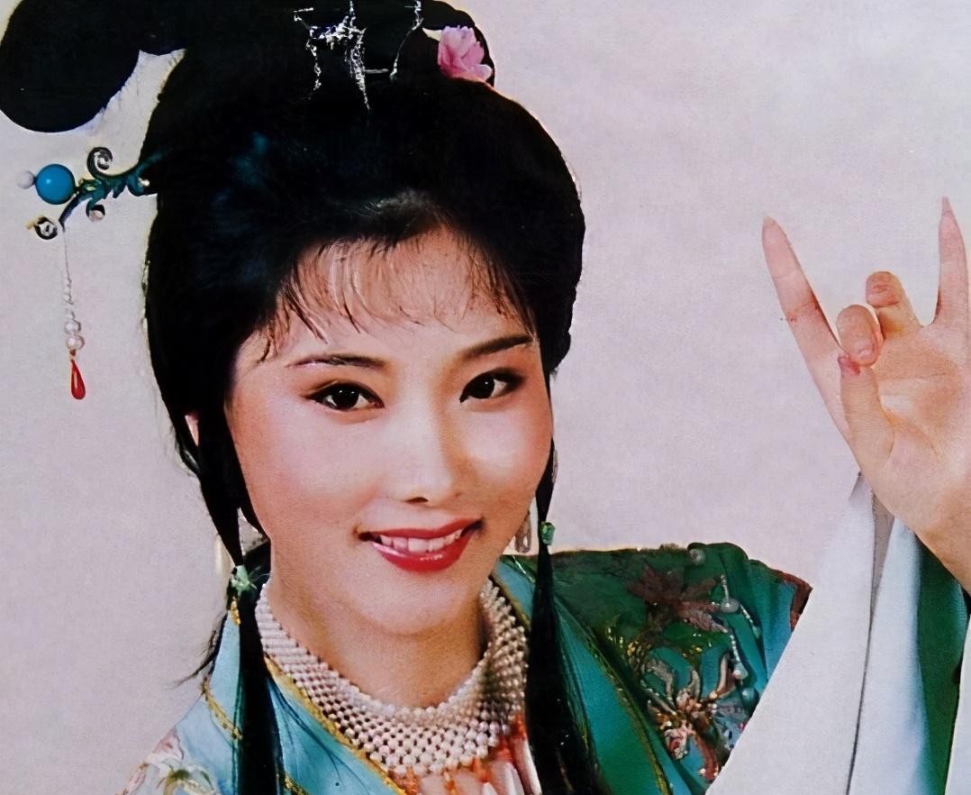 何赛飞年轻时有多美?嫁初恋结婚30年0绯闻,儿子还随她姓_父亲