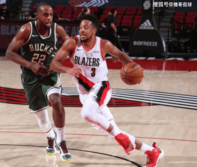 反观开拓者当家球星利拉德同样发挥出色,他19投10中,三分球10投5中,砍