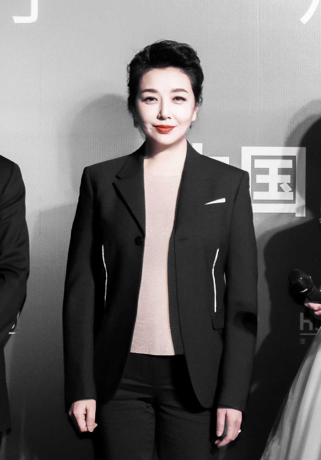 52岁江珊气质全开穿黑色西装配裸色内搭简约却满满的高级感