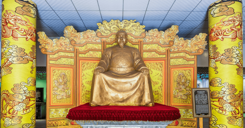 很多人可能会好奇,明朝有十六位皇帝,明十三陵只葬了十三位,生下的