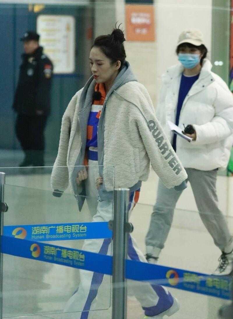 章子怡二胎后又营业穿羊羔绒外套配运动裤洋气得像90后