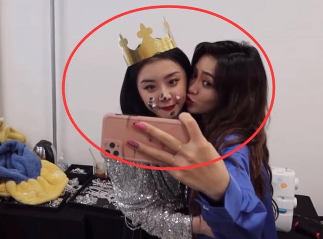 虞书欣和赵小棠那简直就是神仙闺蜜,所以在后台都完全没有注意什么,她