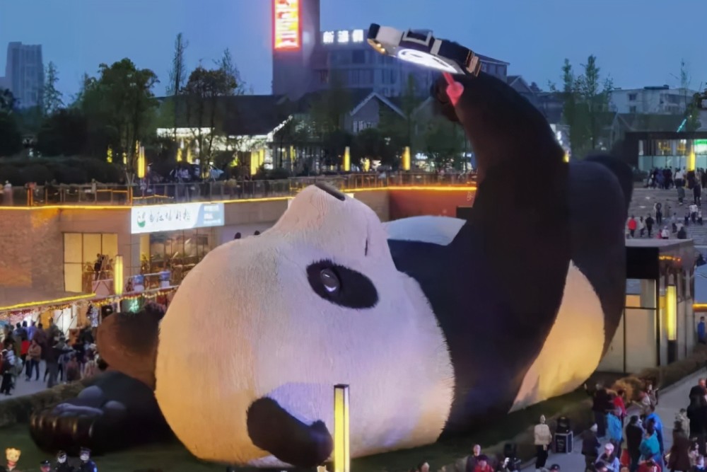 成都又玩新花样，建造大型“熊猫”地标，位于仰天窝广场中央