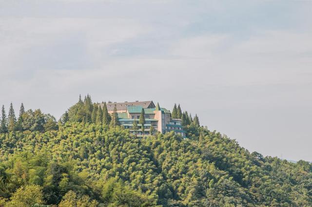 高耸的山顶建筑城堡，国家会议在这里进行，莫干山有怎样的魅力？