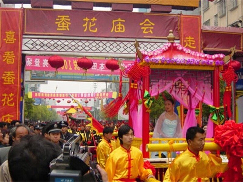 蚕花会也叫蚕花圣会,是南方的一种活动.