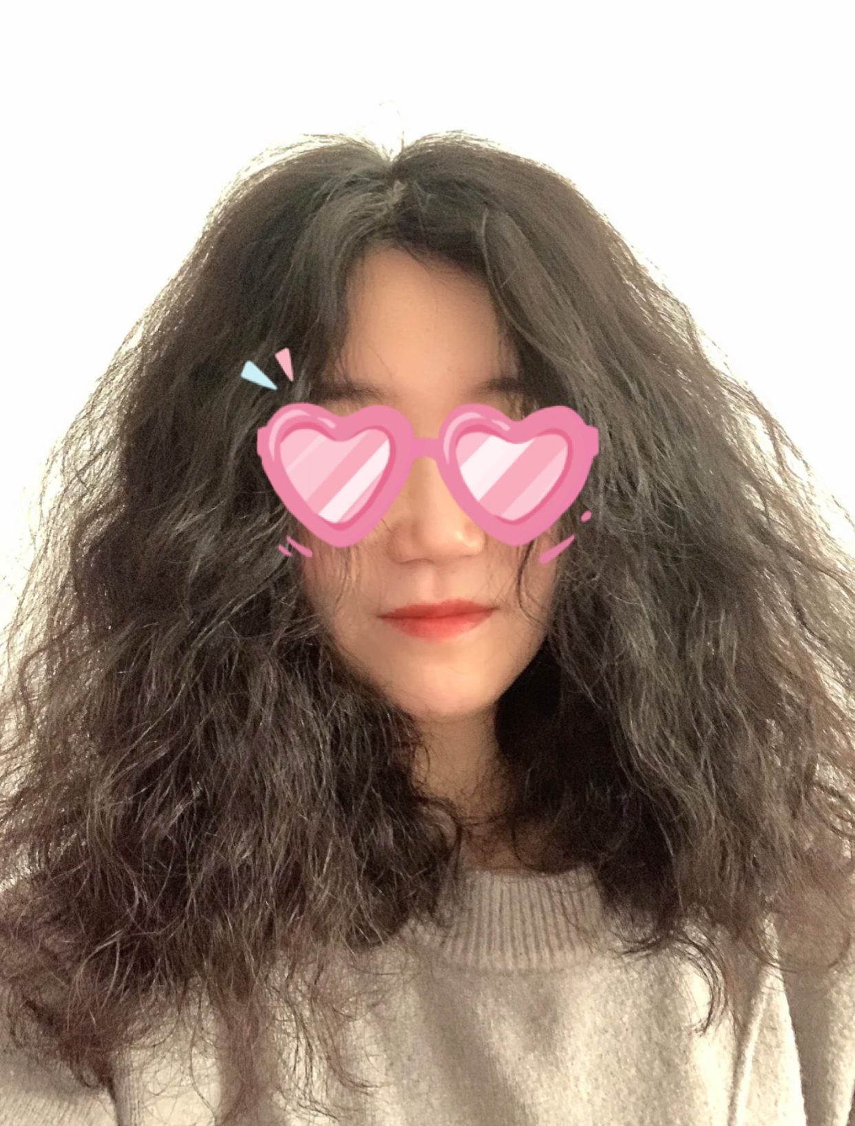 发量多的头发,不适合烫蓬松类的造型烫,这种烫发会让你有炸毛的感觉