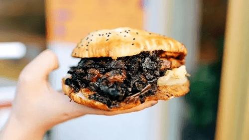 油润的梅菜扣肉口感软糯微甜,配着五花肉肥而不腻,搭配香酥的煲胚口感